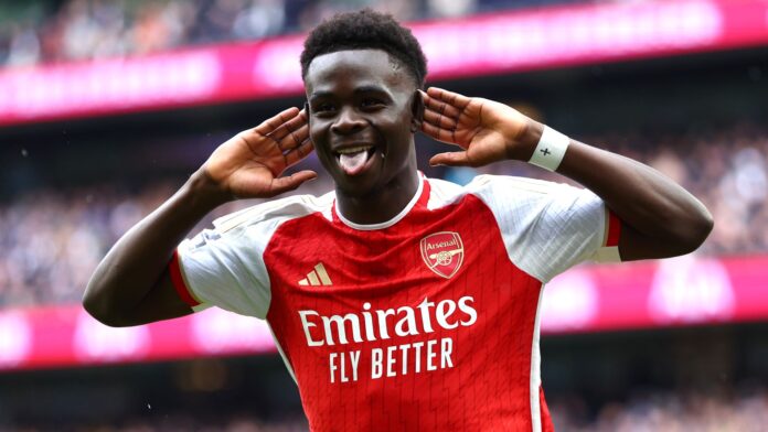 Bukayo Saka con la maglia dell'Arsenal