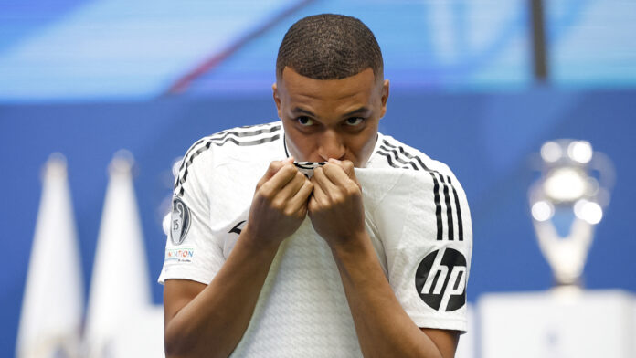 Mbappé con la maglia del Real Madrid