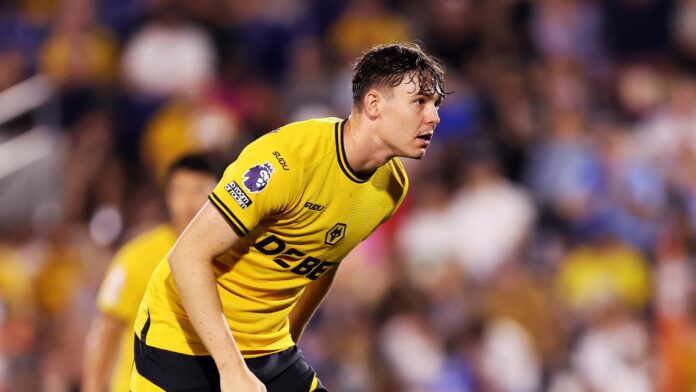 Joergen Strand Larsen con la maglia del Wolverhampton