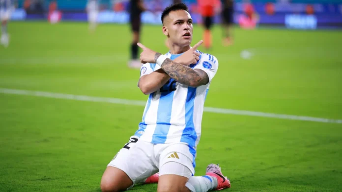 Lautaro Martinez con la maglia dell'Argentina